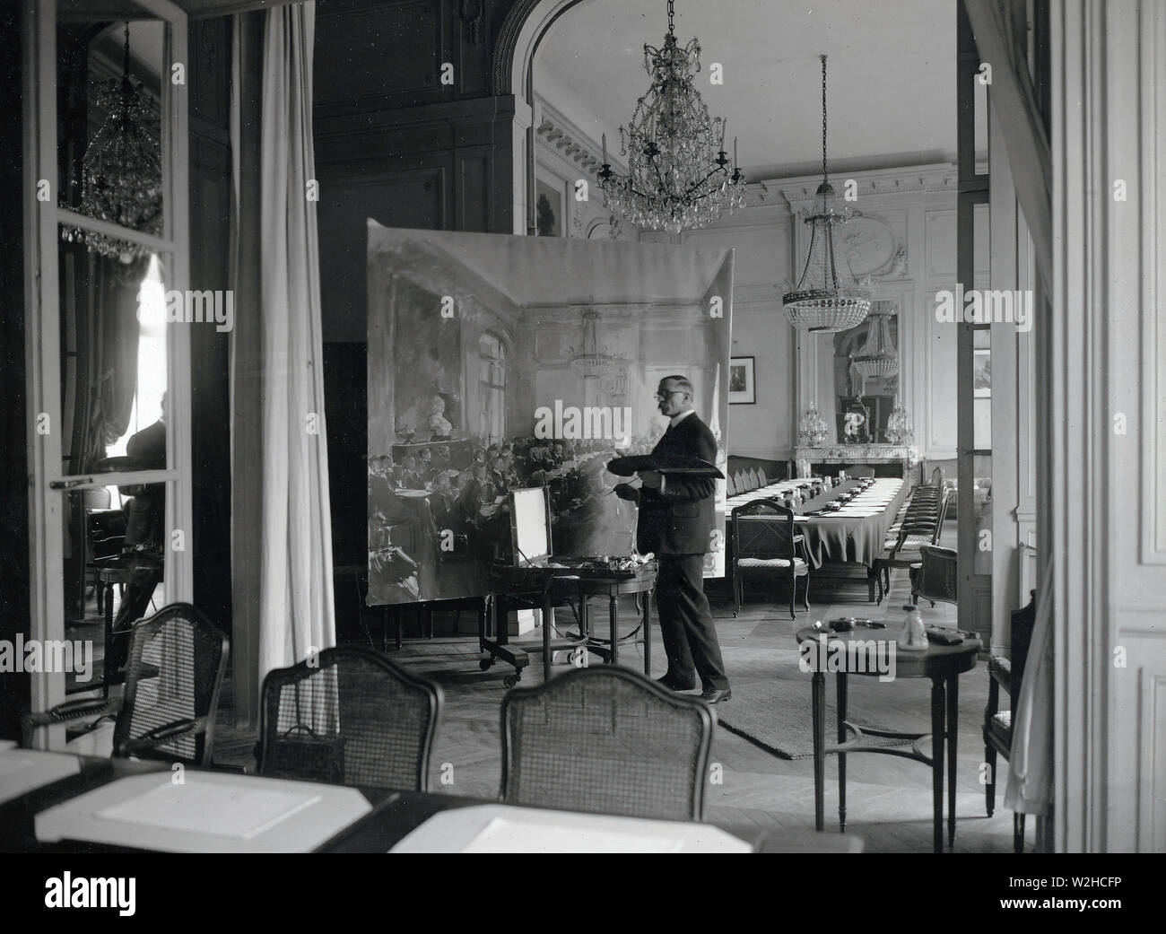 Herr Herbert A. Oliver, englischer Maler, bei der Arbeit auf einer Leinwand von der Konferenz der Alliierten Frieden Delegierten. Versailles, Frankreich ca. März 1919 Stockfoto