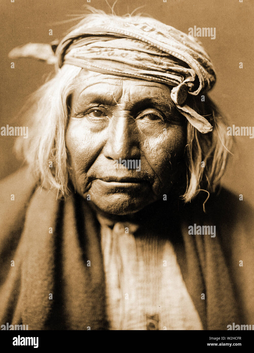 Edward S. Curtis Native American Indians - Apache Indian, Kopf und Schultern portrait Ca. 1906 Stockfoto