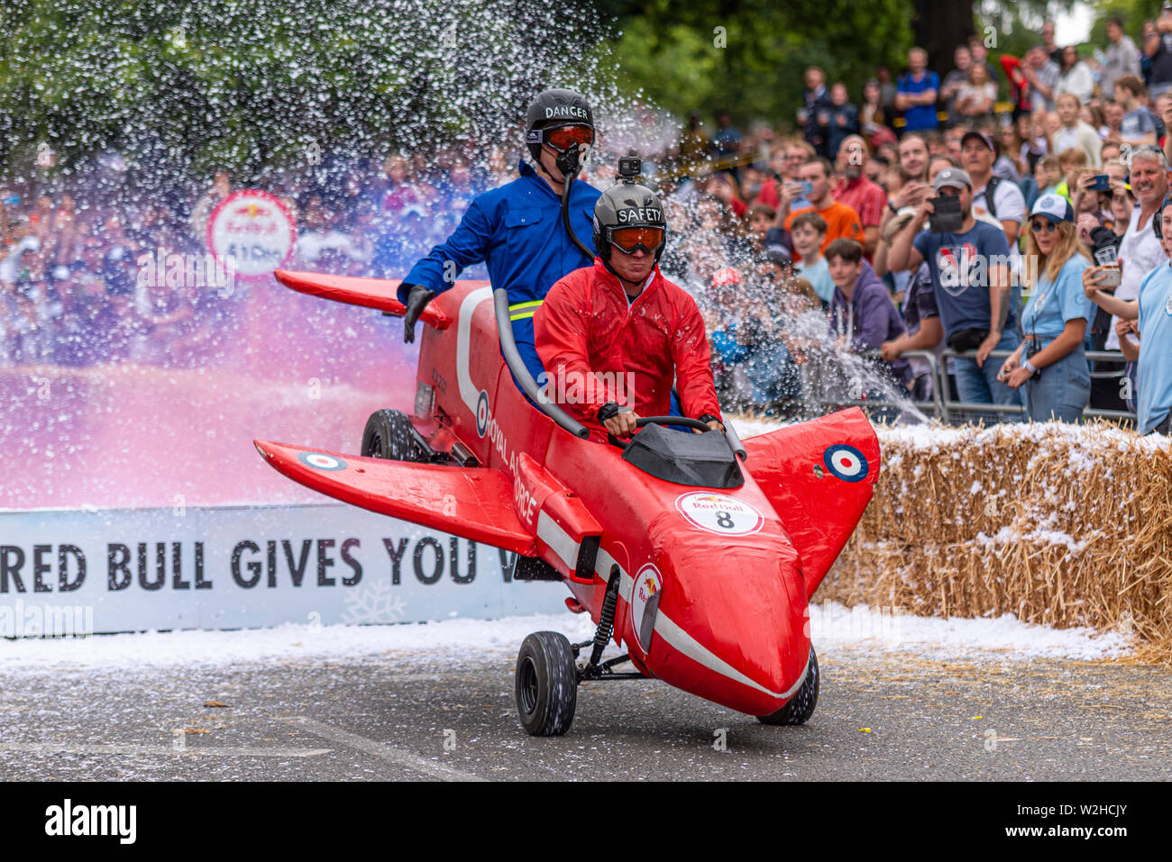 Das Team muss Dash RAF Ingenieure konkurrieren in der Red Bull Seifenkistenrennen 2019 an Alexandra Park, London, UK. Sprung über Rampe mit Menschen. Rote Pfeile Jet Stockfoto