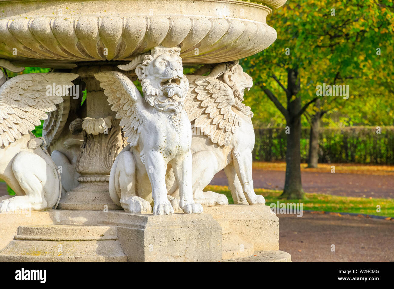 Reich verzierte geflügelten Löwen aus Stein im Regent's Park in London Stockfoto