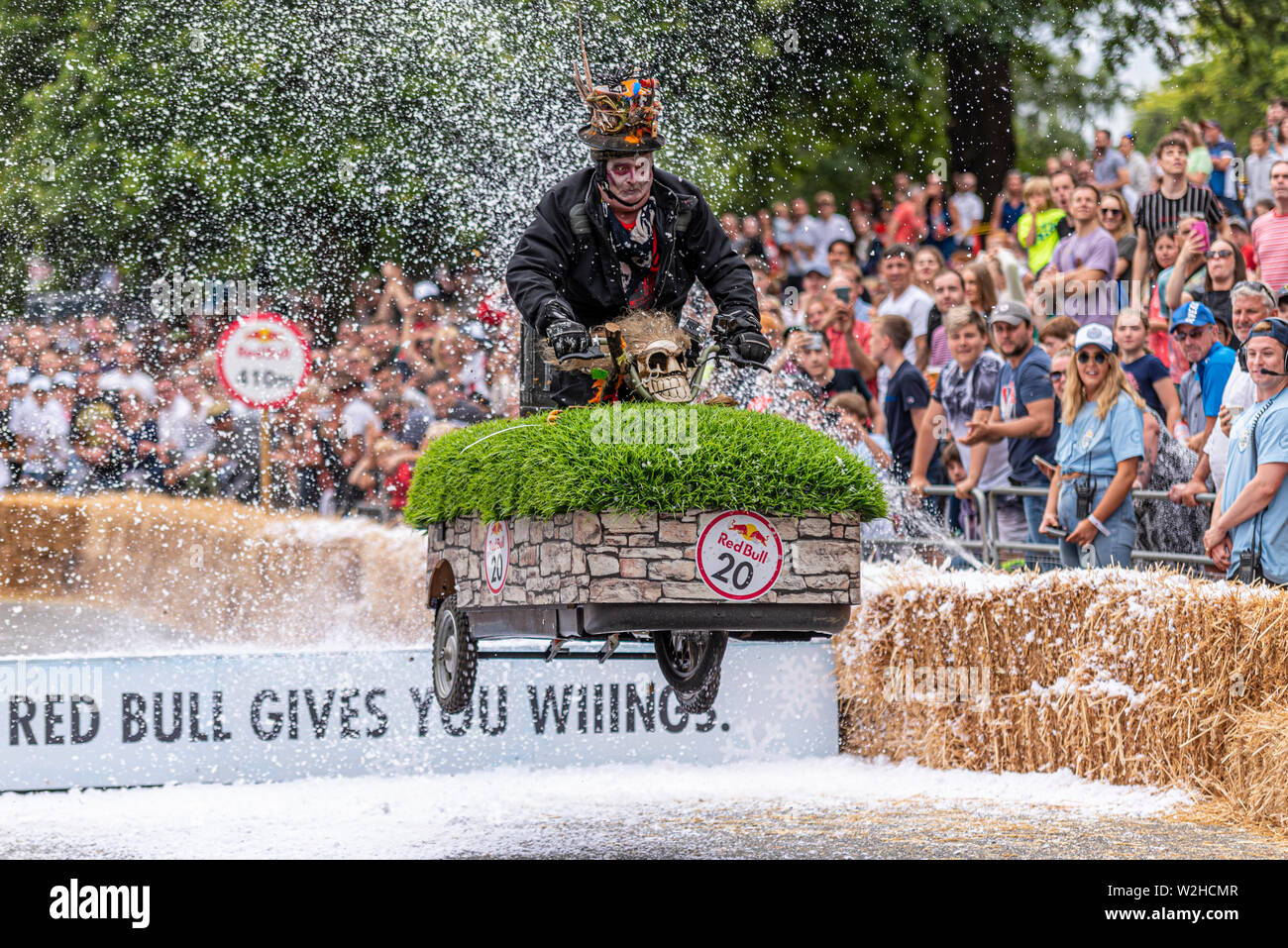 Hoodoovoodoo konkurrieren in der Red Bull Seifenkistenrennen 2019 an Alexandra Park, London, UK. Sprung über Rampe mit Menschen Stockfoto