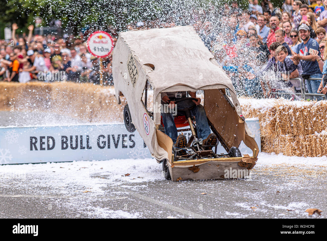 Mutt Cutts konkurrieren in der Red Bull Seifenkistenrennen 2019 an Alexandra Park, London, UK. Sprung über Rampe mit Menschen. Mutt Schnitte Stockfoto
