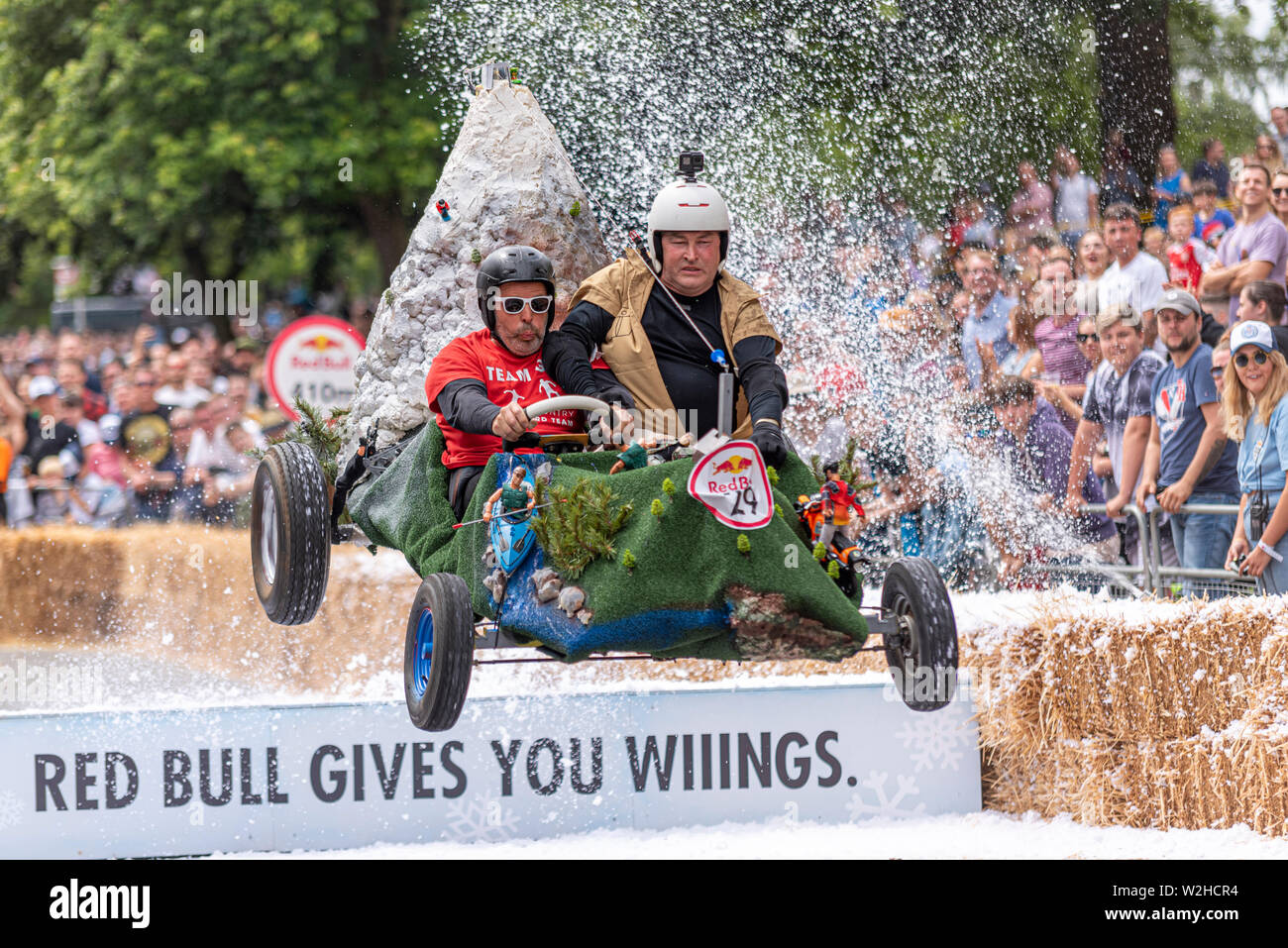 Das Abenteuer Kult konkurrieren in der Red Bull Seifenkistenrennen 2019 an Alexandra Park, London, UK. Sprung über Rampe mit Menschen Stockfoto