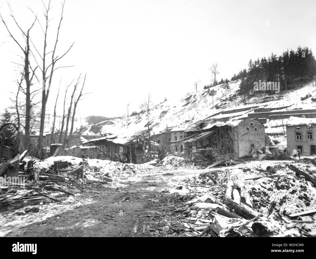 Ein Blick auf die Schäden in Houffalize, Belgien, durch Beschuss. Die Stadt wurde von den Deutschen, die von der 2. Gepanzerten Division zurückerobert. FUSA, 1/18/45 Stockfoto