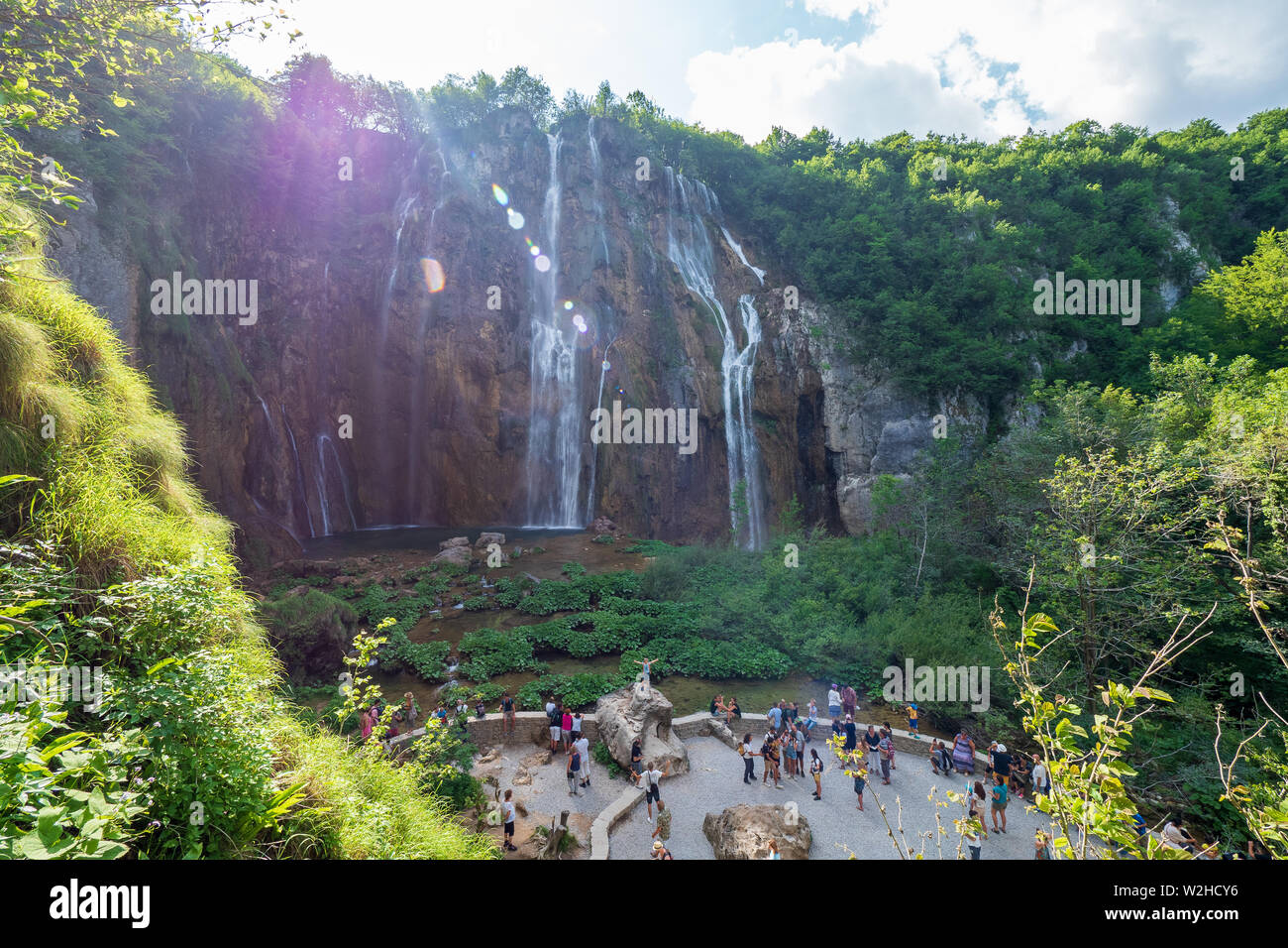 Masse der Leute vor dem großen Wasserfall, Veliki Slap, im Nationalpark Plitvicer Seen in Kroatien Stockfoto