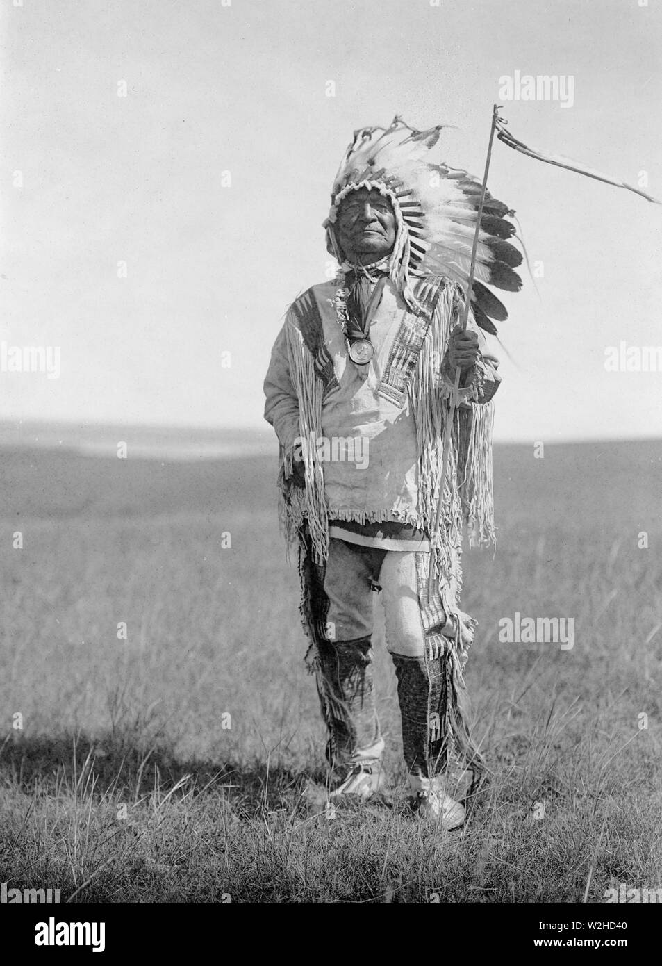 Foto zeigt sitzend, eine Arikara Chief, in vollem Ornat, mit einem Medaillon um den Hals. Das Medaillon erscheint das Bild von Millard Fillmore und die Worte nicht ertragen:... Präsident der Vereinigten Staaten, 1851 Stockfoto