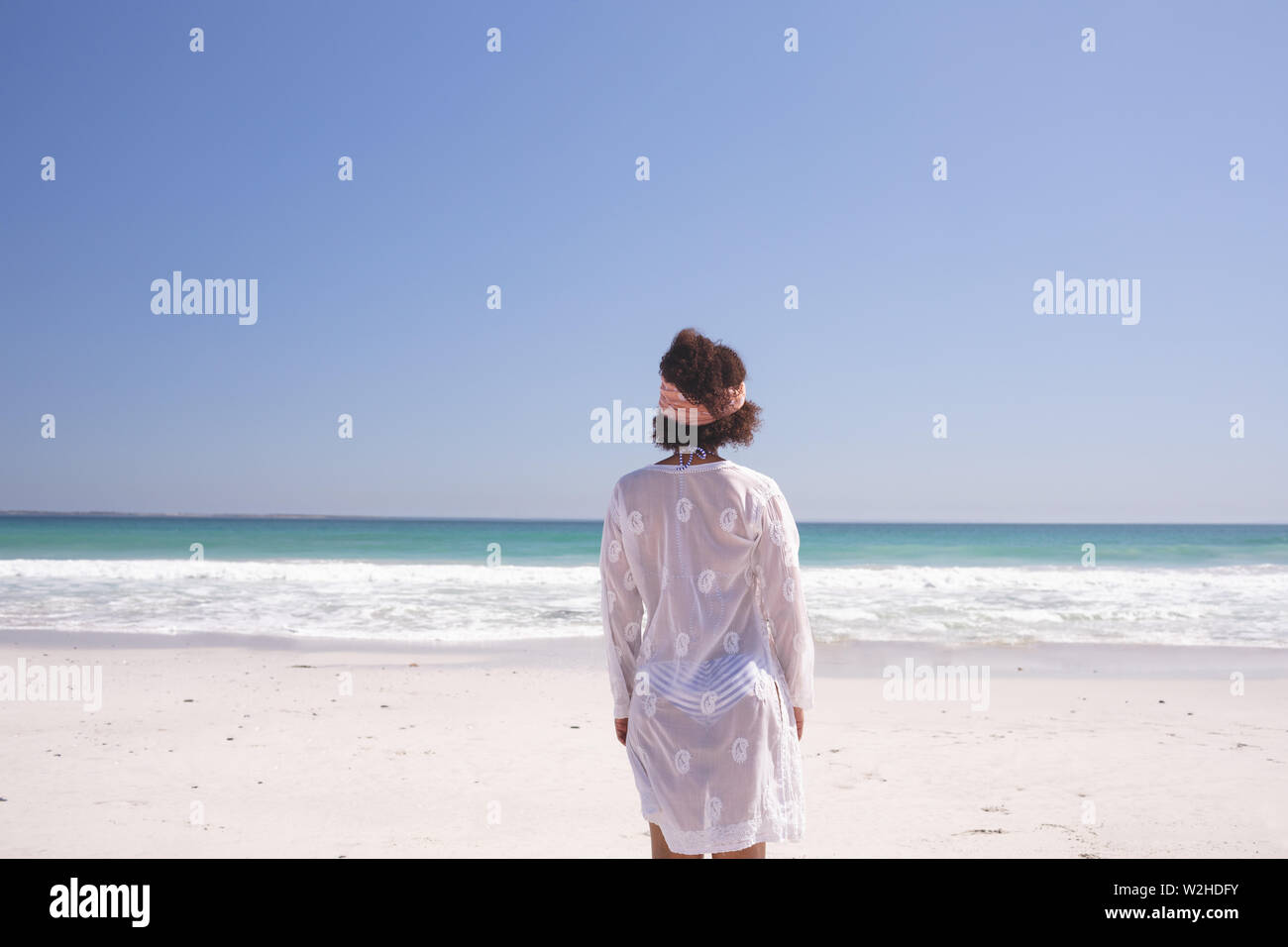Rückansicht der Frau am Strand Stockfoto