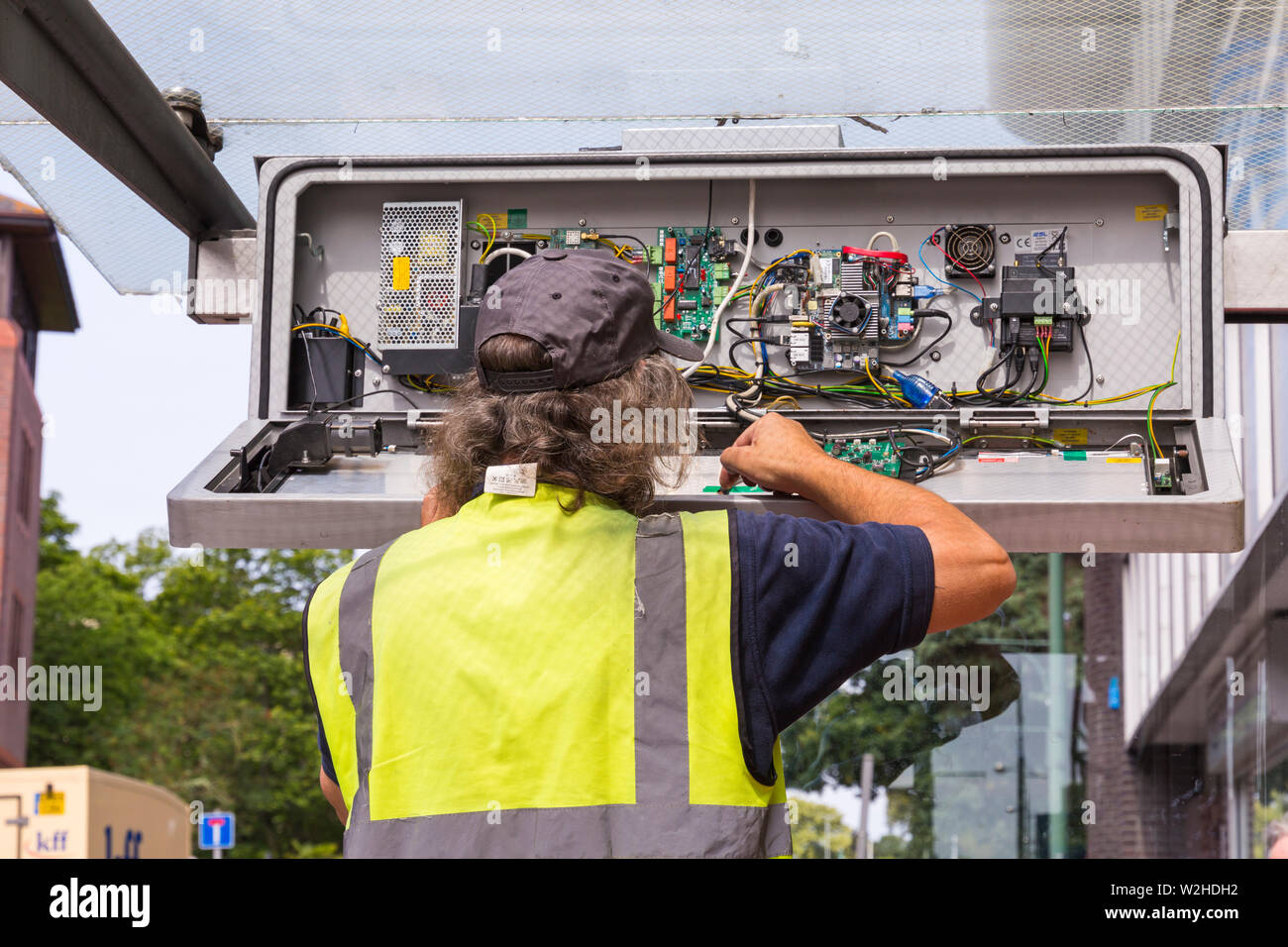 Ingenieur Überprüfung, Reparatur, RTPI Anzeige unterzeichnen, Echtzeit, Fahrgastinformation, elektronische digitale Daten unterzeichnen, in der Wartehalle in Bournemouth Stockfoto