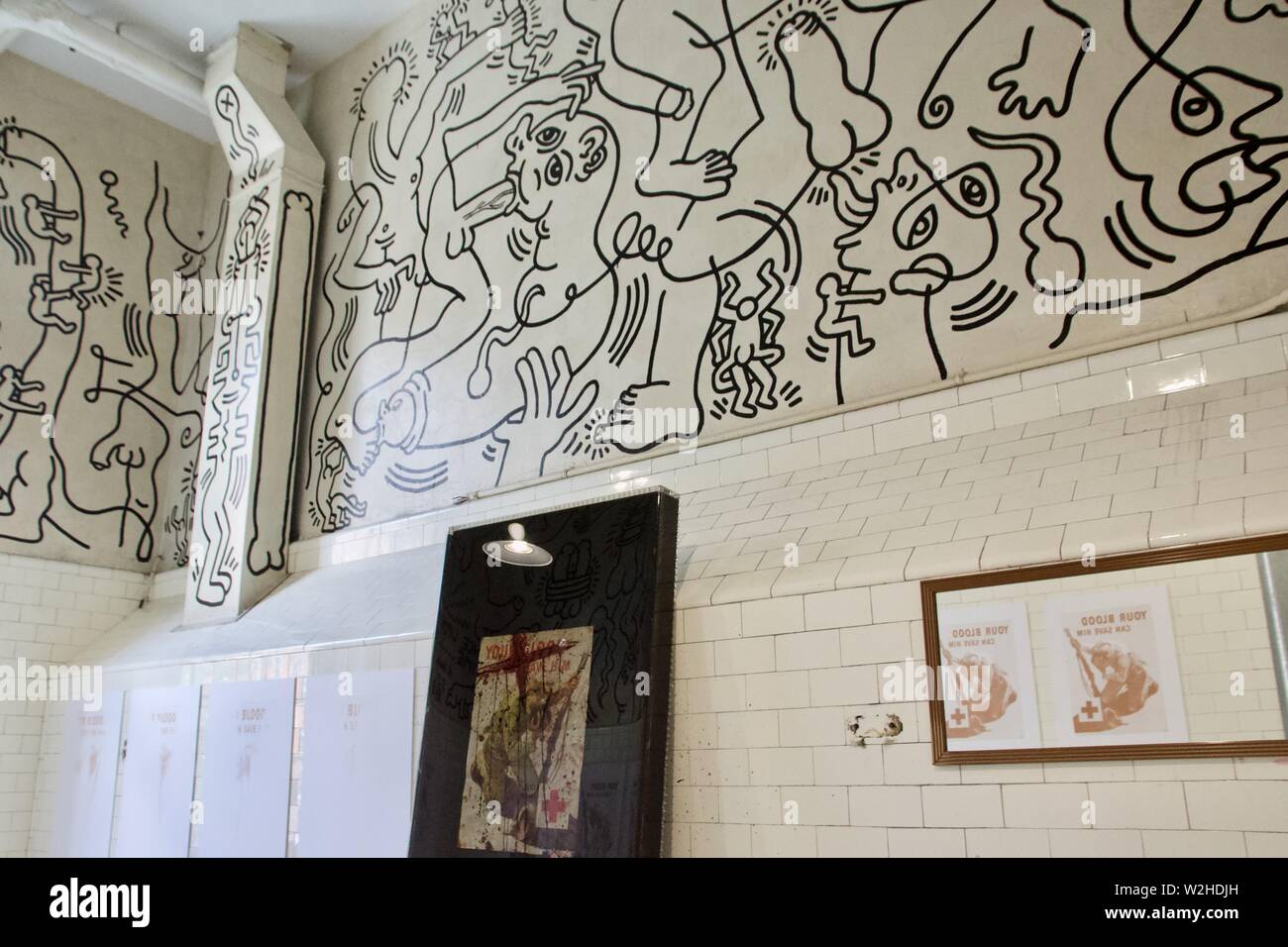 Einmal Badezimmer Wandbild von Keith Haring an der LGBT-Community Center in Manhattan, New York Stockfoto