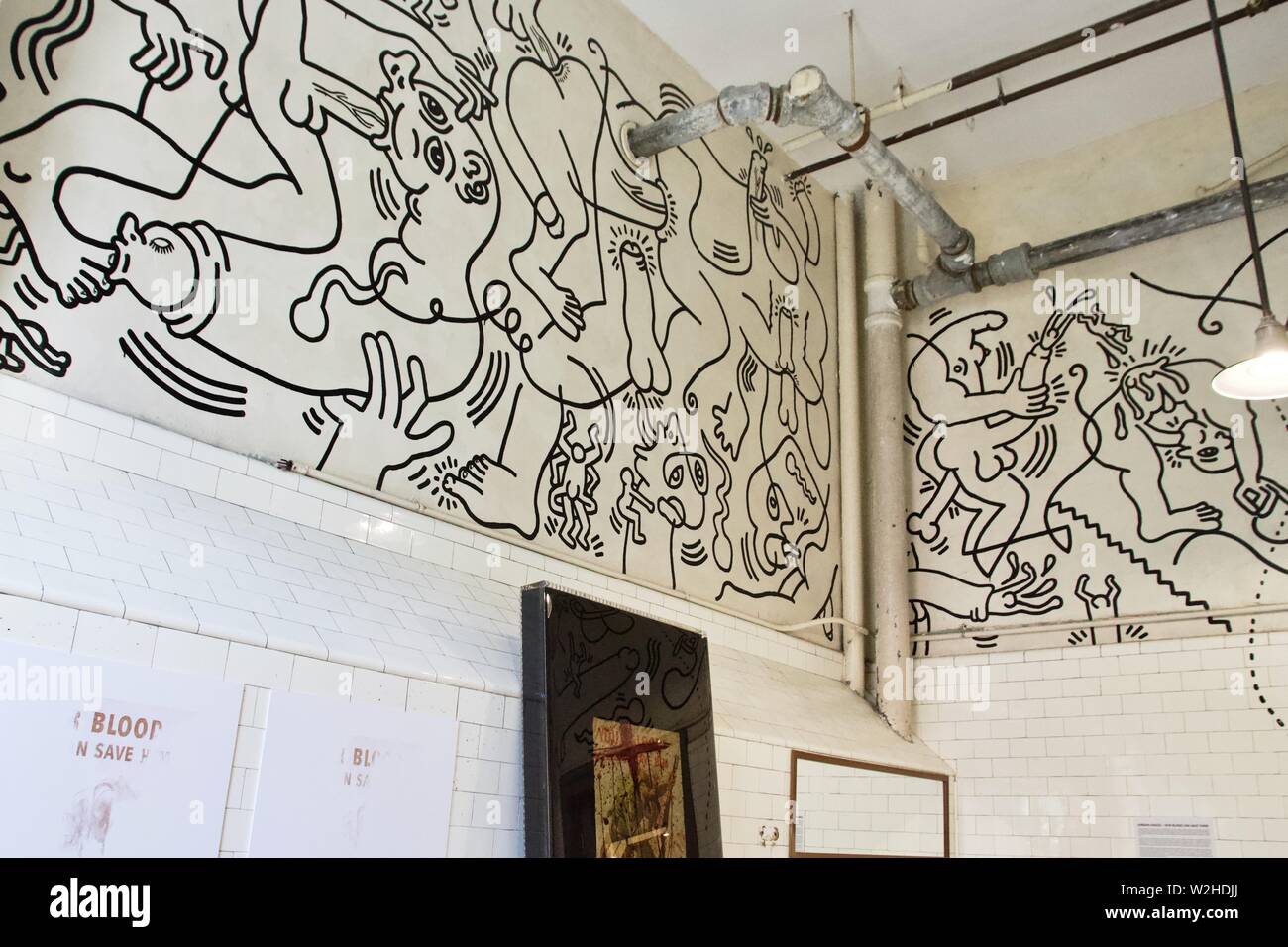 Einmal Badezimmer Wandbild von Keith Haring an der LGBT-Community Center in Manhattan, New York Stockfoto