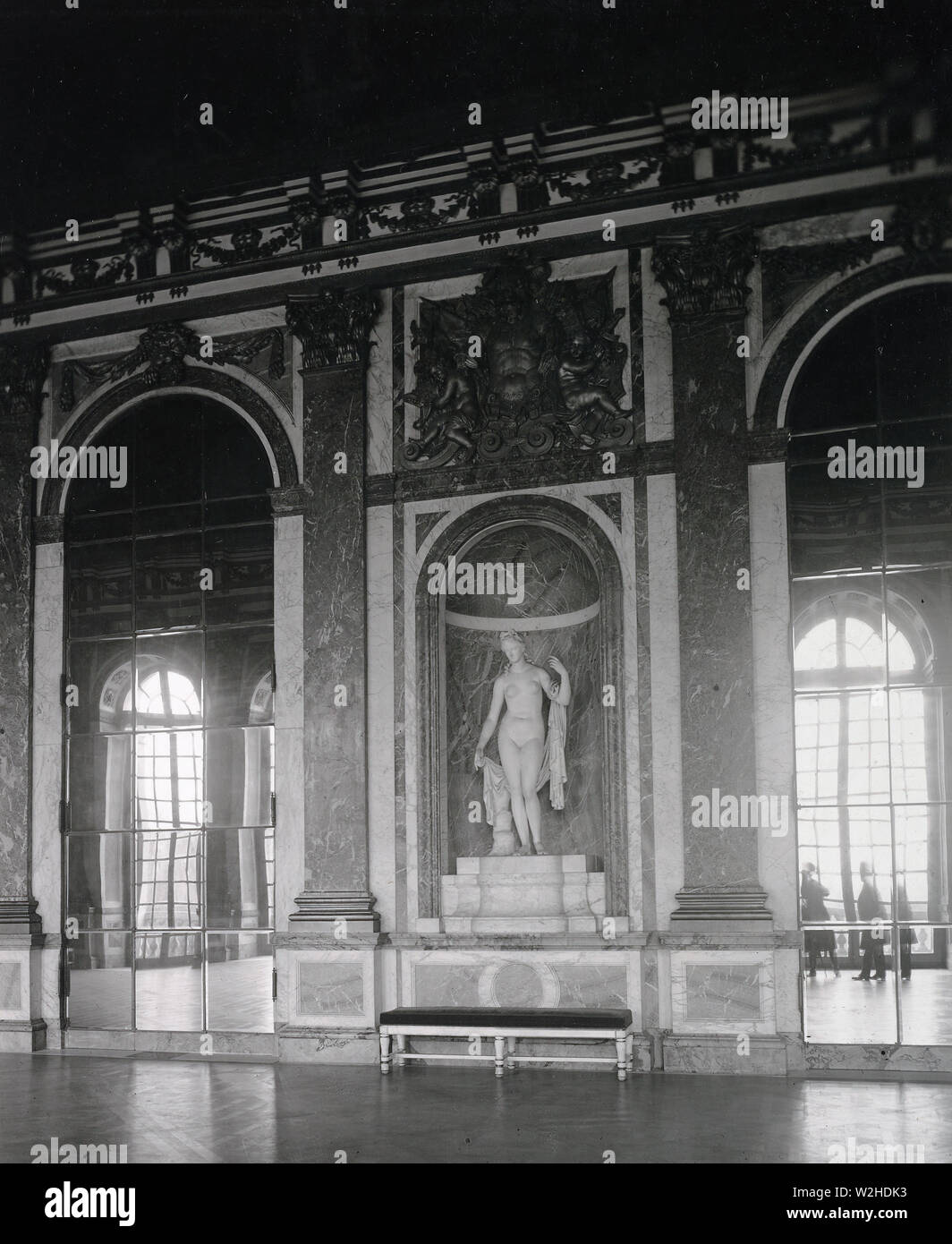 Szene im Palast von Versailles zeigt eine Statue der Venus, steht im Zentrum von Glas Galerie, wo die Unterzeichnung des Friedensvertrages getan wird. Paris, Frankreich ca. 3/1919 Stockfoto