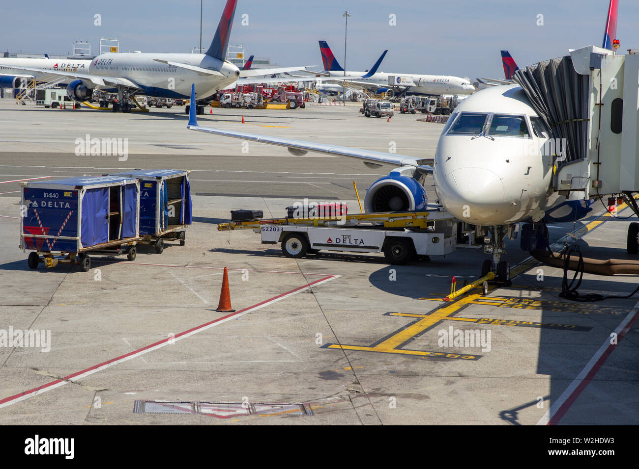 Flugzeuge am Flughafen JFK um. Stockfoto
