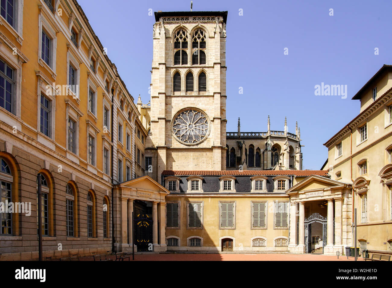 "Primatiale' und der Basilika Notre-Dame de Fourviere ist der Jungfrau Maria, in Lyon (1872 und 1884) Auvergne-Rh ône-Alpes, Frankreich. Stockfoto