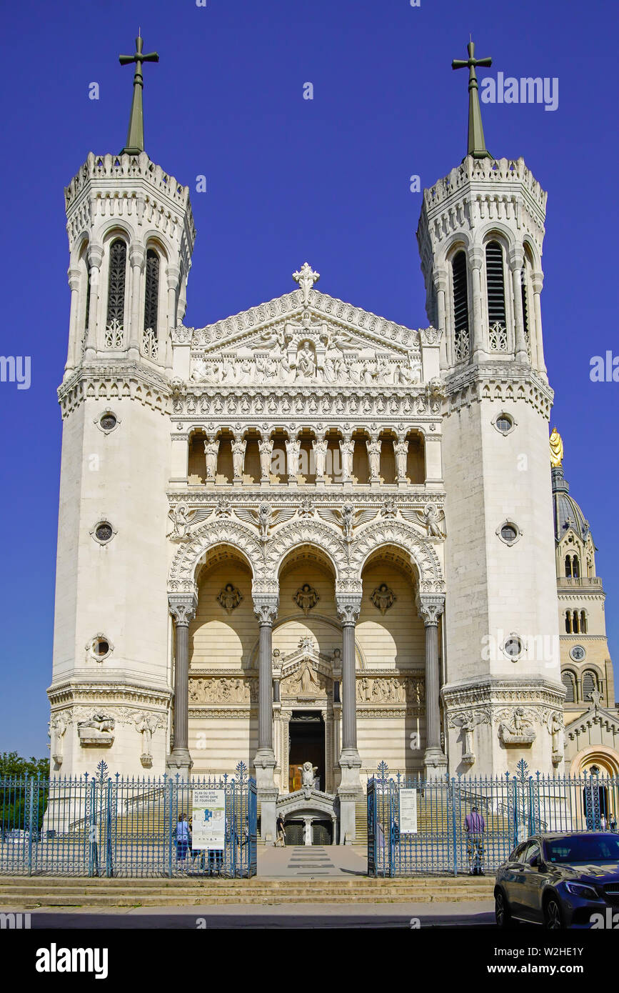 Die westliche Fassade der Basilika Notre-Dame de Fourviere ist der Jungfrau Maria, in Lyon (1872 und 1884) Auvergne-Rh ône-Alpes, Frankreich. Stockfoto