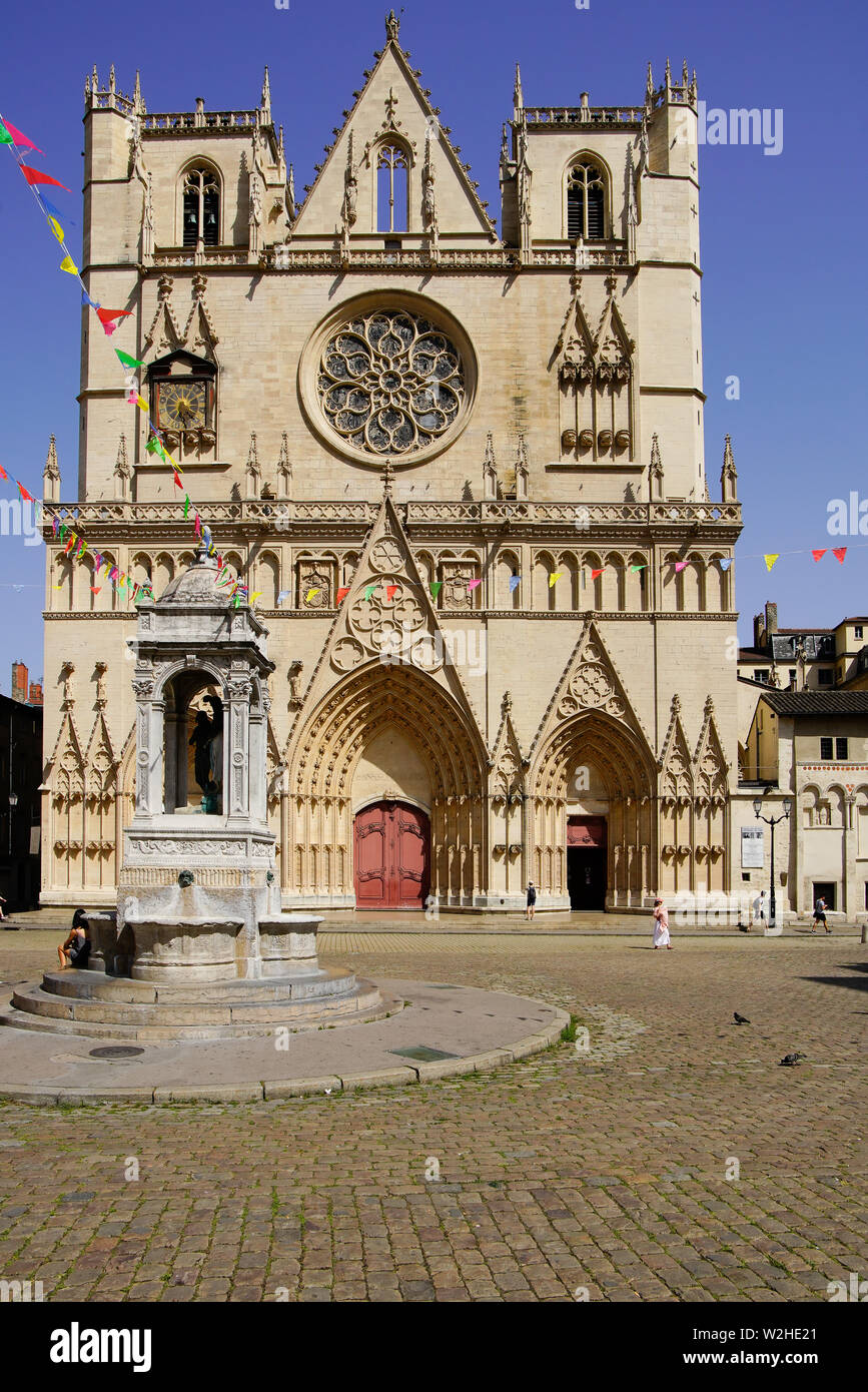 Frontansicht von St. Johannes der Täufer Kathedrale in Lyon Altstadt, Auvergne-Rh ône-Alpes, Frankreich. Stockfoto