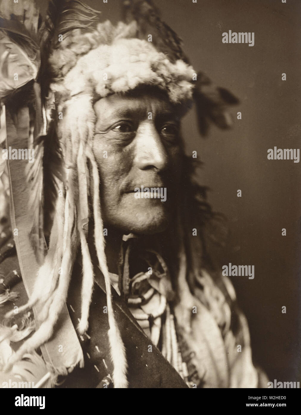 Edward S. Curits Native American Indians - hidatsa Indianer weiße Ente, Kopf und Schultern, tragen Kopfschmuck Ca. 1908 Stockfoto