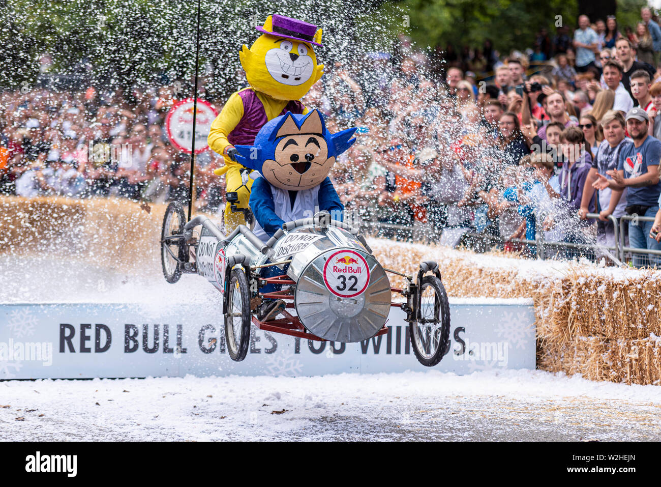 Team TC Top Cat konkurrieren in der Red Bull Seifenkistenrennen 2019 an Alexandra Park, London, UK. Sprung über Rampe mit Menschen Stockfoto