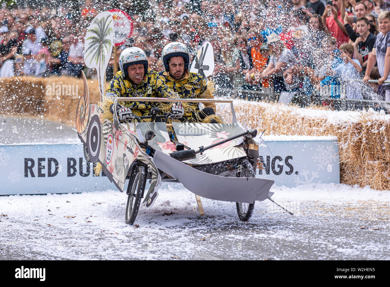 Honolulu Healy konkurrieren in der Red Bull Seifenkistenrennen 2019 an Alexandra Park, London, UK. Sprung über Rampe mit Menschen Stockfoto
