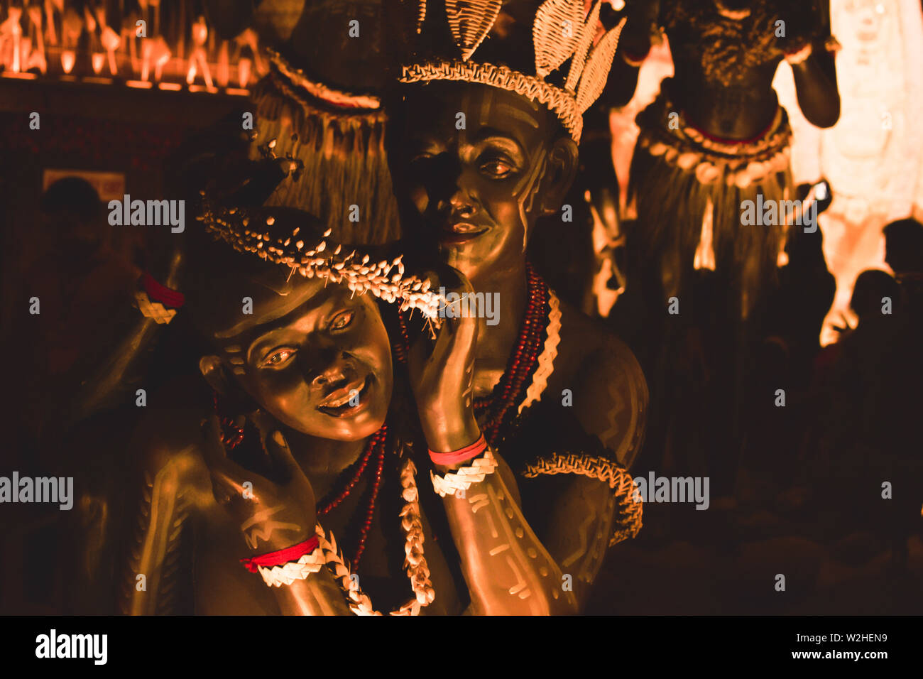 KOLKATA, Indien, 26. SEPTEMBER 2017 - Dekoriert Kunst und Handwerk Skulpturen der Traditionellen tribal Santal oder Santhal ethnische gruppe Tänzer Liebe machen Verschleiß Stockfoto