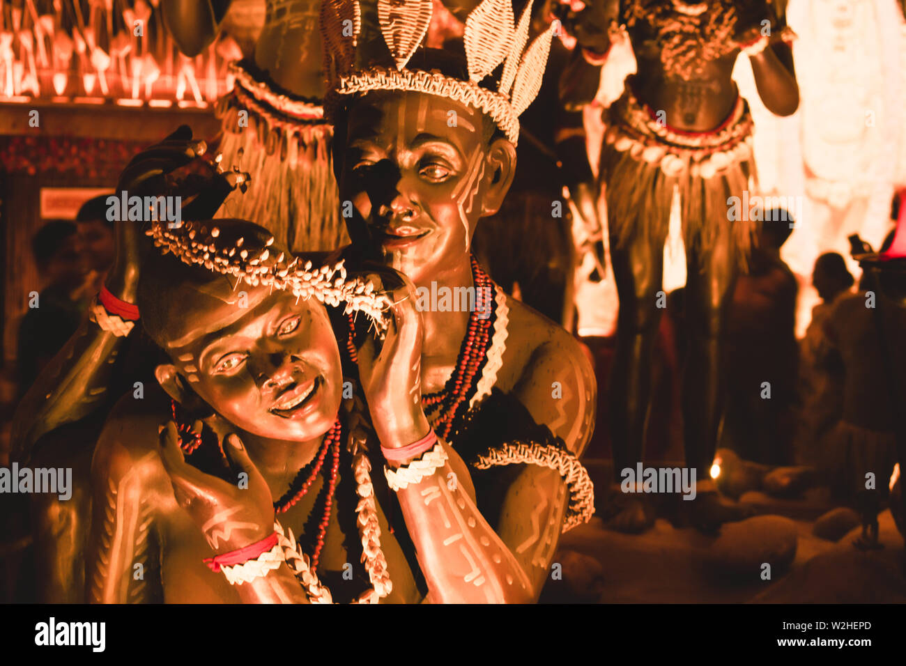 KOLKATA, Indien, 26. SEPTEMBER 2017 - Dekoriert Kunst und Handwerk Skulpturen der Traditionellen tribal Santal oder Santhal ethnische gruppe Tänzer Liebe machen Verschleiß Stockfoto