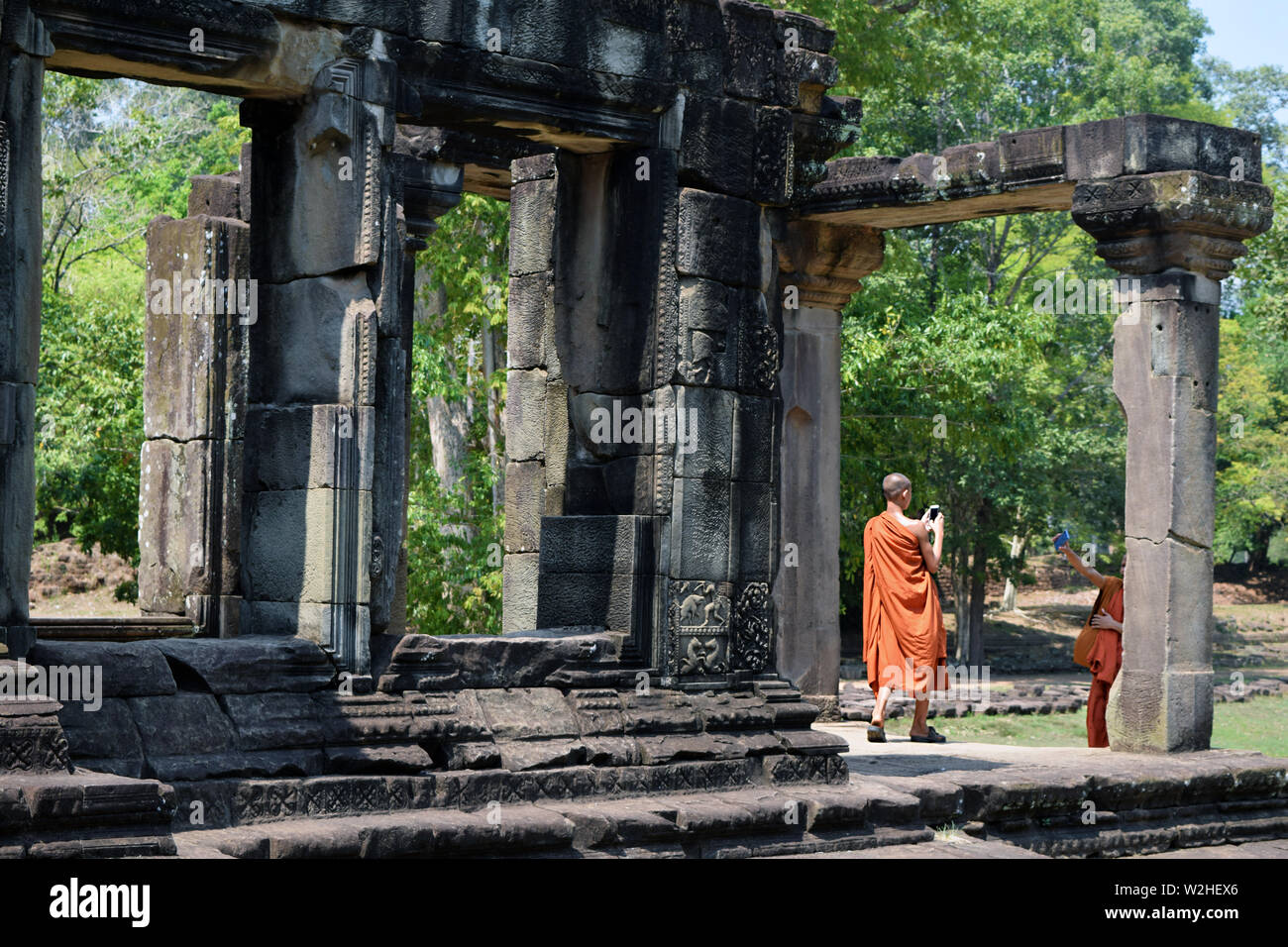 Kambodschanischen Mönche in Angkor Wat Tempel in Kambodscha spielen mit ihren Handys. Stockfoto