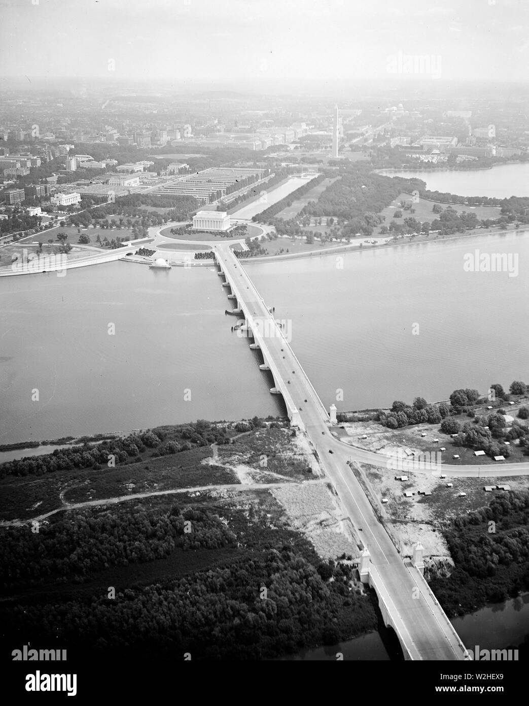 Diese airview von Lincoln Memorial und der Arlington Memorial Bridge zeigt die Landschaft in der Umgebung. Foto von Goodyear Luftschiff Enterprise. 8/10/35 Stockfoto