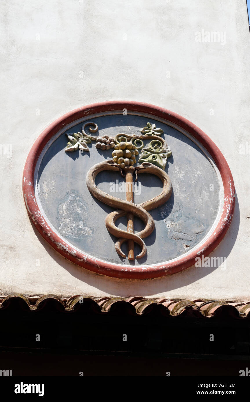 Symbol der griechischen Gott Aesculapius, auf ein Italienisches Gebäude in der Stadt Kos, die Insel Kos, Dodekanes, Griechenland. Stockfoto