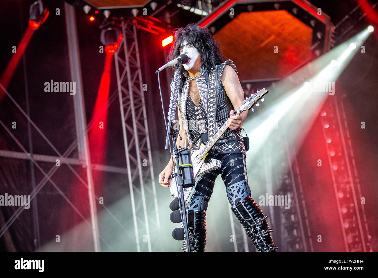 Gitarrist Und Sanger Paul Stanley Von Der Rockband Kiss Ist Dargestellt Auf Der Buhne Wahrend Einer Live Konzert Aussehen Stockfotografie Alamy
