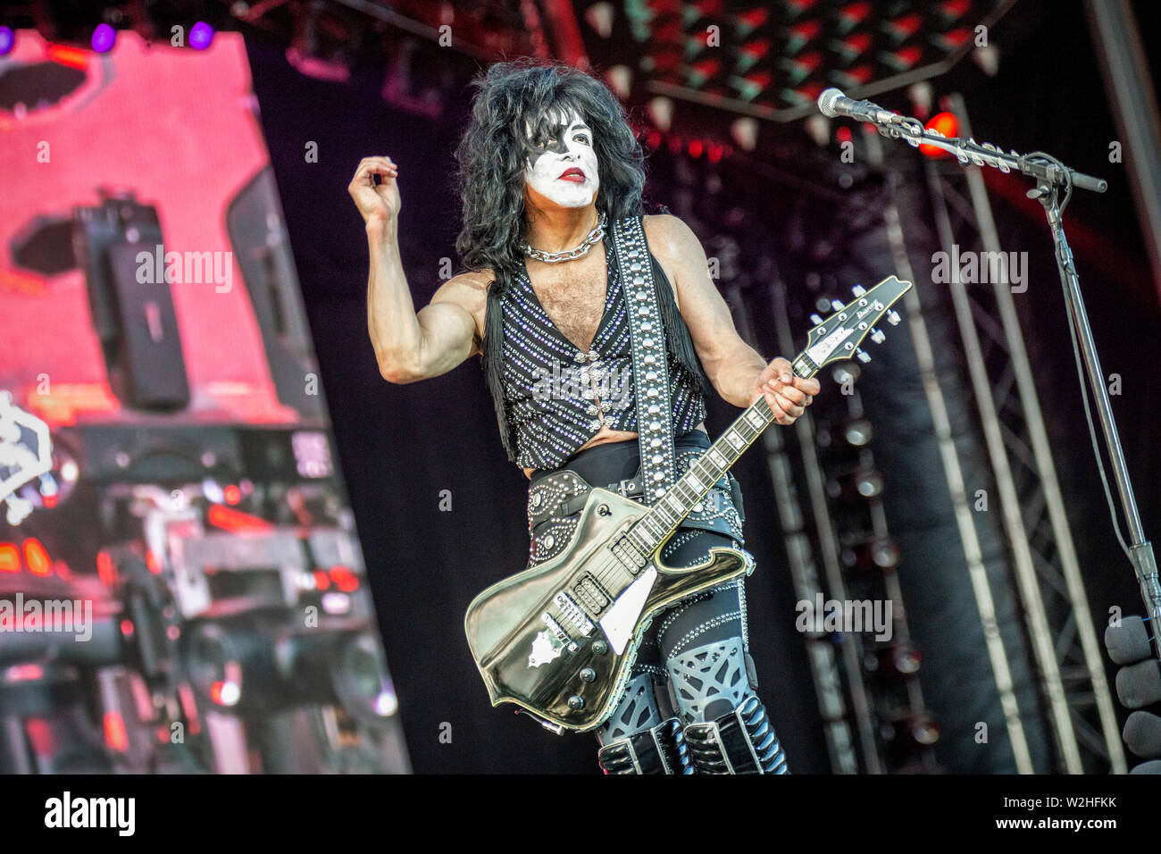 Gitarrist Und Sanger Paul Stanley Von Der Rockband Kiss Ist Dargestellt Auf Der Buhne Wahrend Einer Live Konzert Aussehen Stockfotografie Alamy