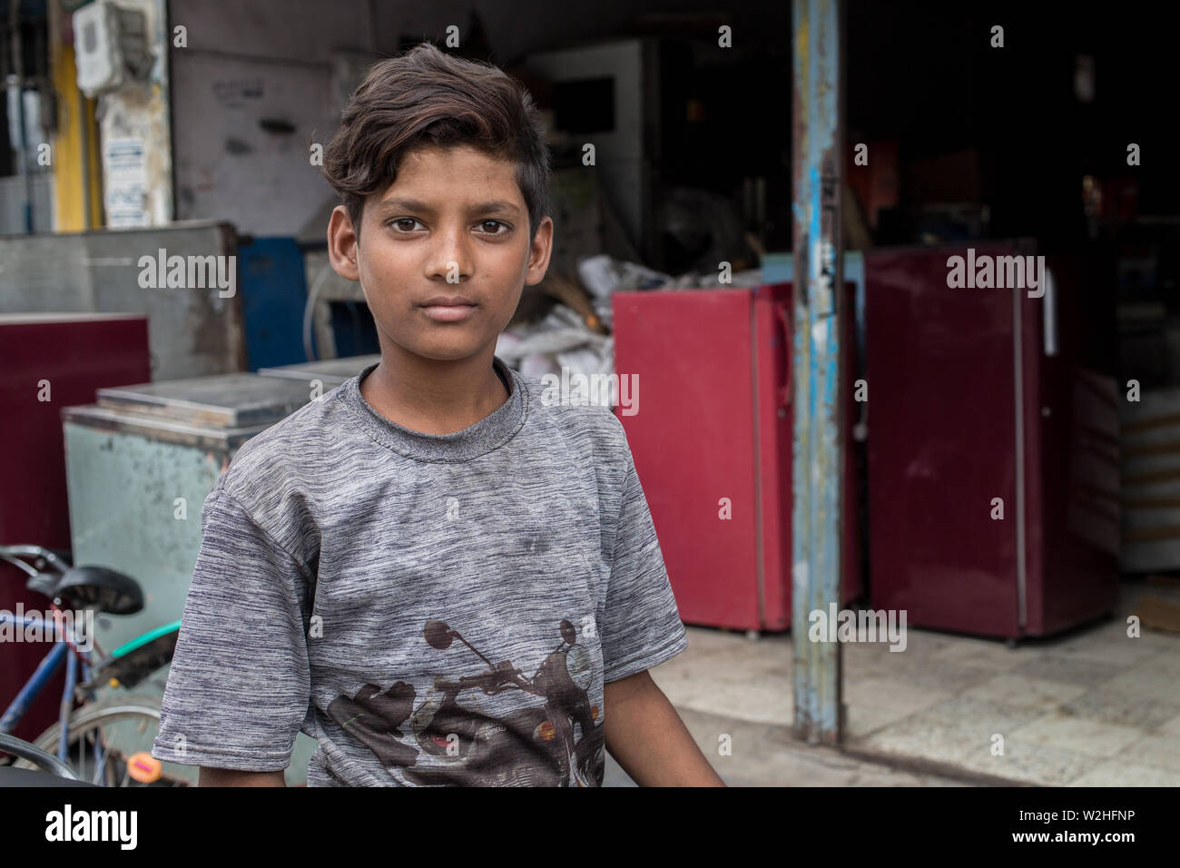 Ein junger indischer Junge in einem kleinen indischen Dorf. Stockfoto