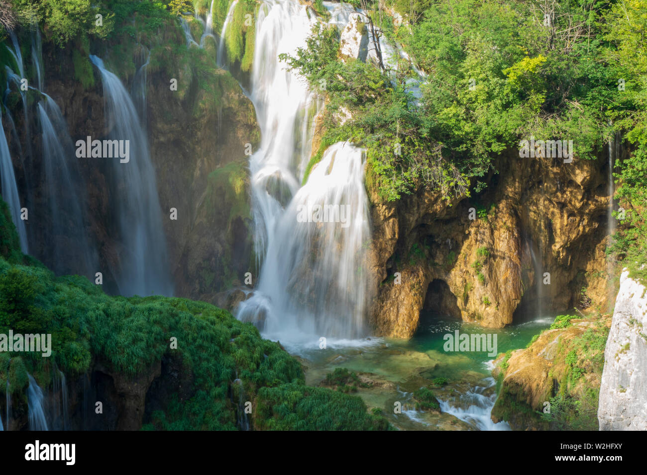 Reines, frisches Wasser nach unten kaskadieren der Felswand unterhalb der Veliki Slap, der große Wasserfall im Nationalpark Plitvicer Seen in Kroatien Stockfoto