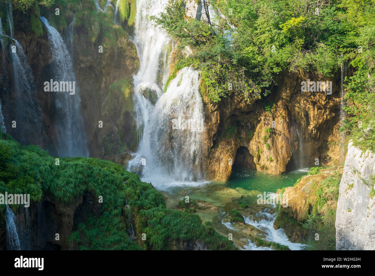 Reines, frisches Wasser nach unten kaskadieren der Felswand unterhalb
