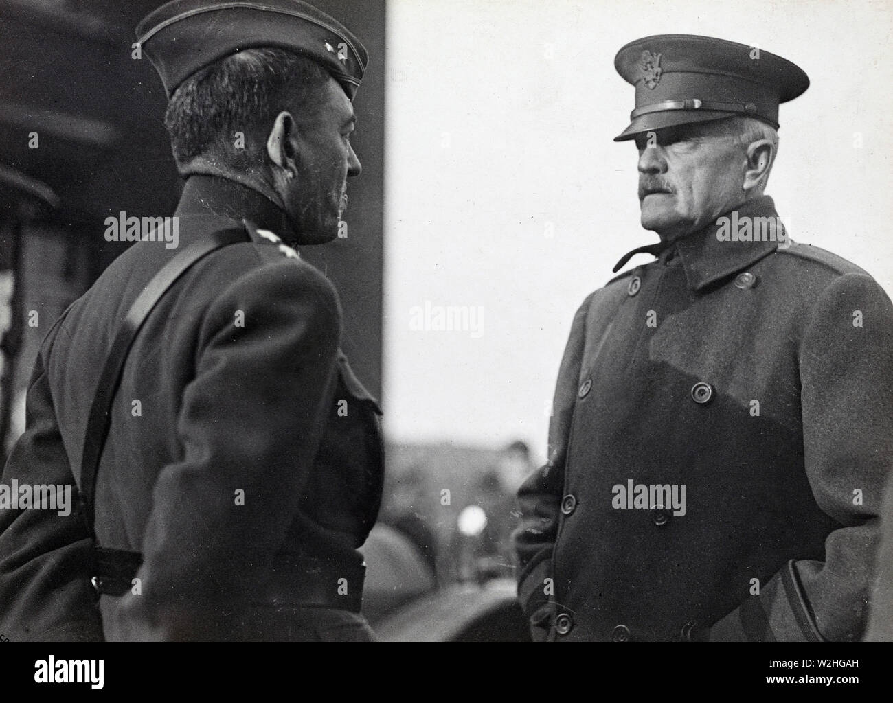 Major General J.A. Lejeune, US-M.C., Kommandeur der 2. Division, in der Armee der Okkupation, und General John J. Pershing, Befehlen A.E.F., bei Heddsdorf, Deutschland, anlässlich einer Inspektion von General Pershing Ca. 12/22/1918 Stockfoto