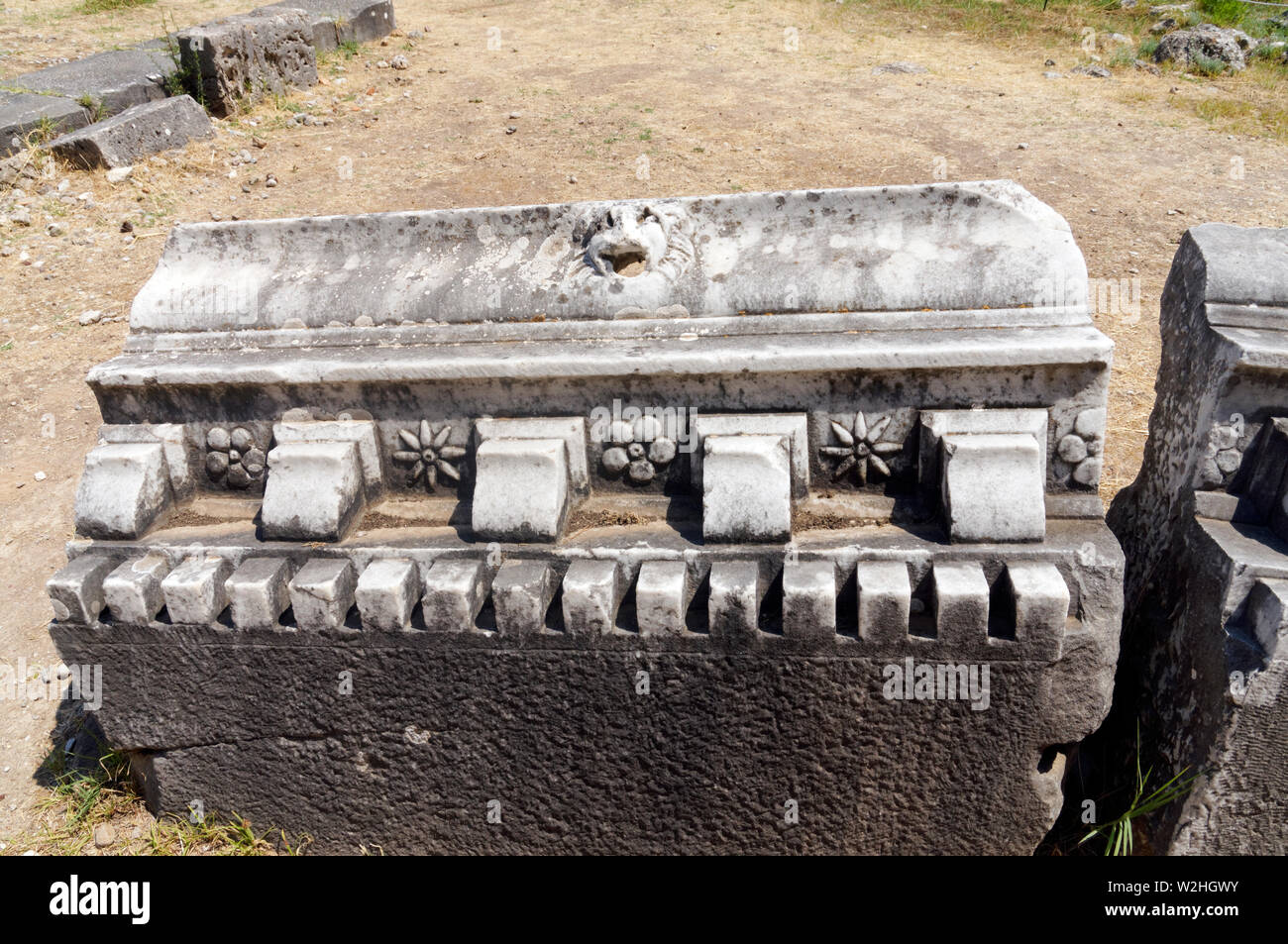 Gesims von Gebäude, Das Asklepion ein altes Krankenhaus und Religeous Zentrum Asklepios, Kos, Dodekanes, Griechenland gewidmet. Stockfoto