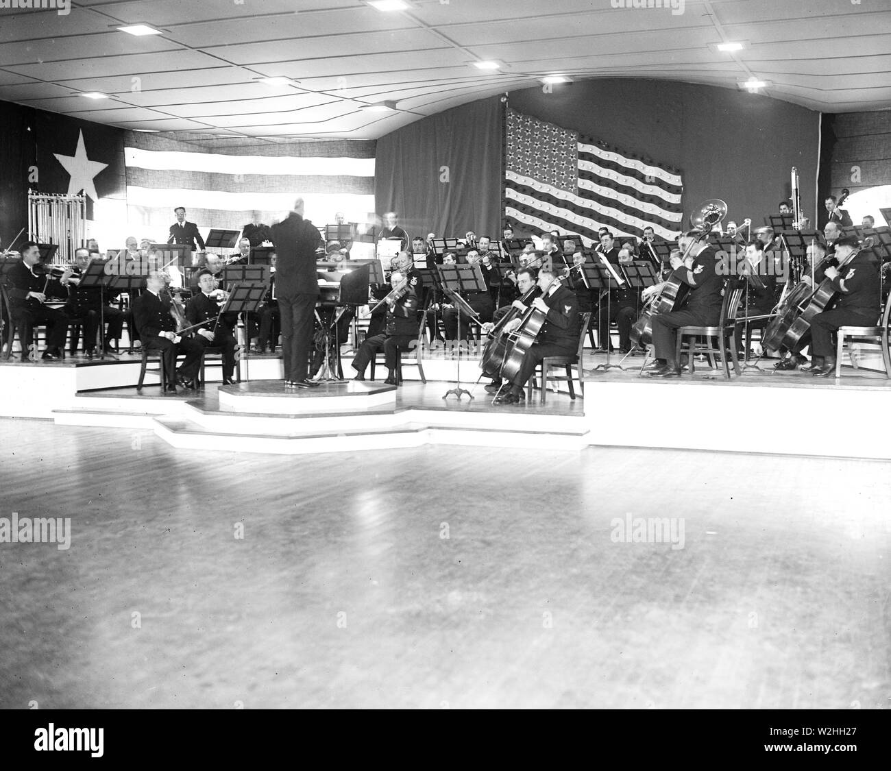 Dieses Foto zeigt einen Teil der US Navy Band 95-teilig Symphony Orchestra zum ersten Mal. Dieses Orchester unter der Leitung von Leutnant Charles Veder, wird ihr erstes Konzert im Navy Yard Sail Loft Dienstag Nacht geben (11/26/35) - Foto genommen 11/25/1935 Stockfoto