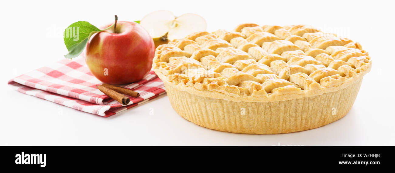 Hausgemachte Apfelkuchen und Zutaten auf weißem Hintergrund. Stockfoto