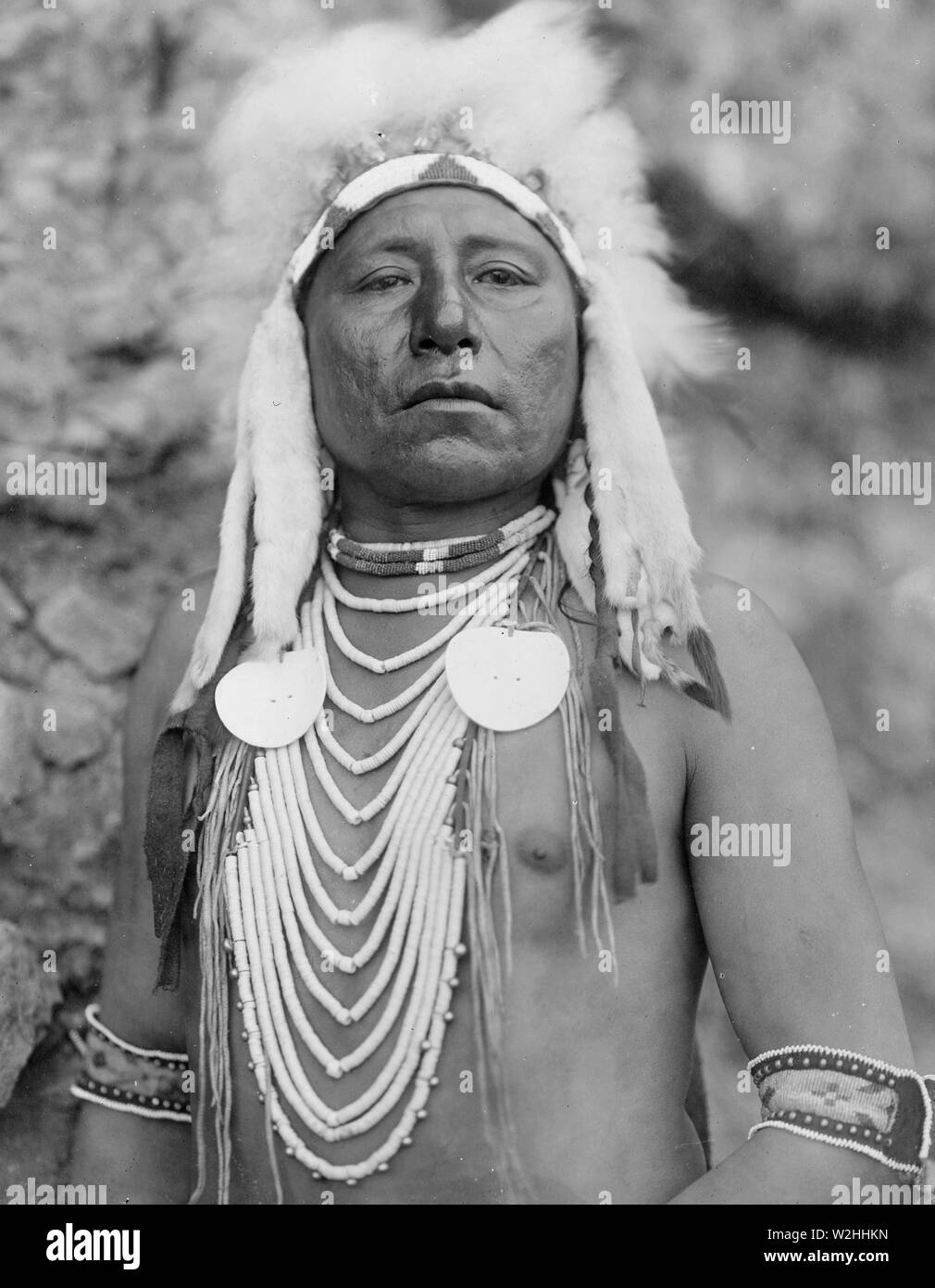 Edward S. Curtis Native American Indians - Crow Indian genannt, Brustbild, Vorderseite, trägt Kopftuch und mehrere ketten Ca. 1905 Stockfoto