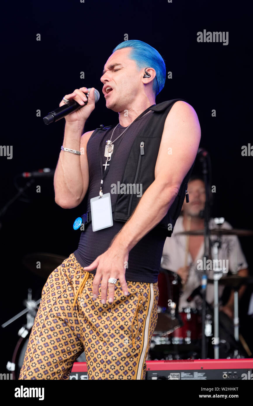 Ryan Molloy mit dem Trevor Horn Band bei Cornbury Music Festival. Juli 6, 2019 Stockfoto