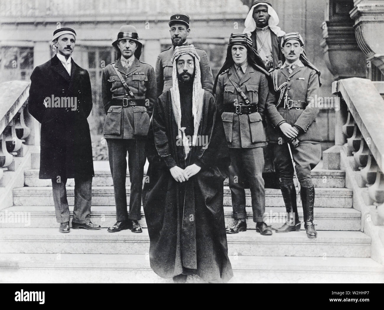 Emir Faisal's Delegation in Versailles, während der Pariser Friedenskonferenz von 1919. Nach rechts: Rustum Haidar, Nuri as-sagte, Prinz Faisal, Kapitän Pisani (hinter Faisal), T.E.Lawrence, unbekannt Mitglied seiner Delegation, Kapitän Tahsin Kadry Links. Stockfoto