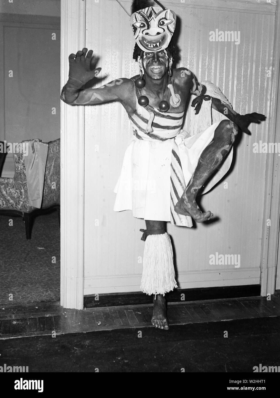 Leland J. Williams, in seiner düsteren Momenten eine Lehrerin für Englisch  an Washington-Lee High School, Clarendon, Va., gewann den dritten Preis in  der Bal Bohem in das Kostüm eines Neuseeland Teufel Tänzerin.