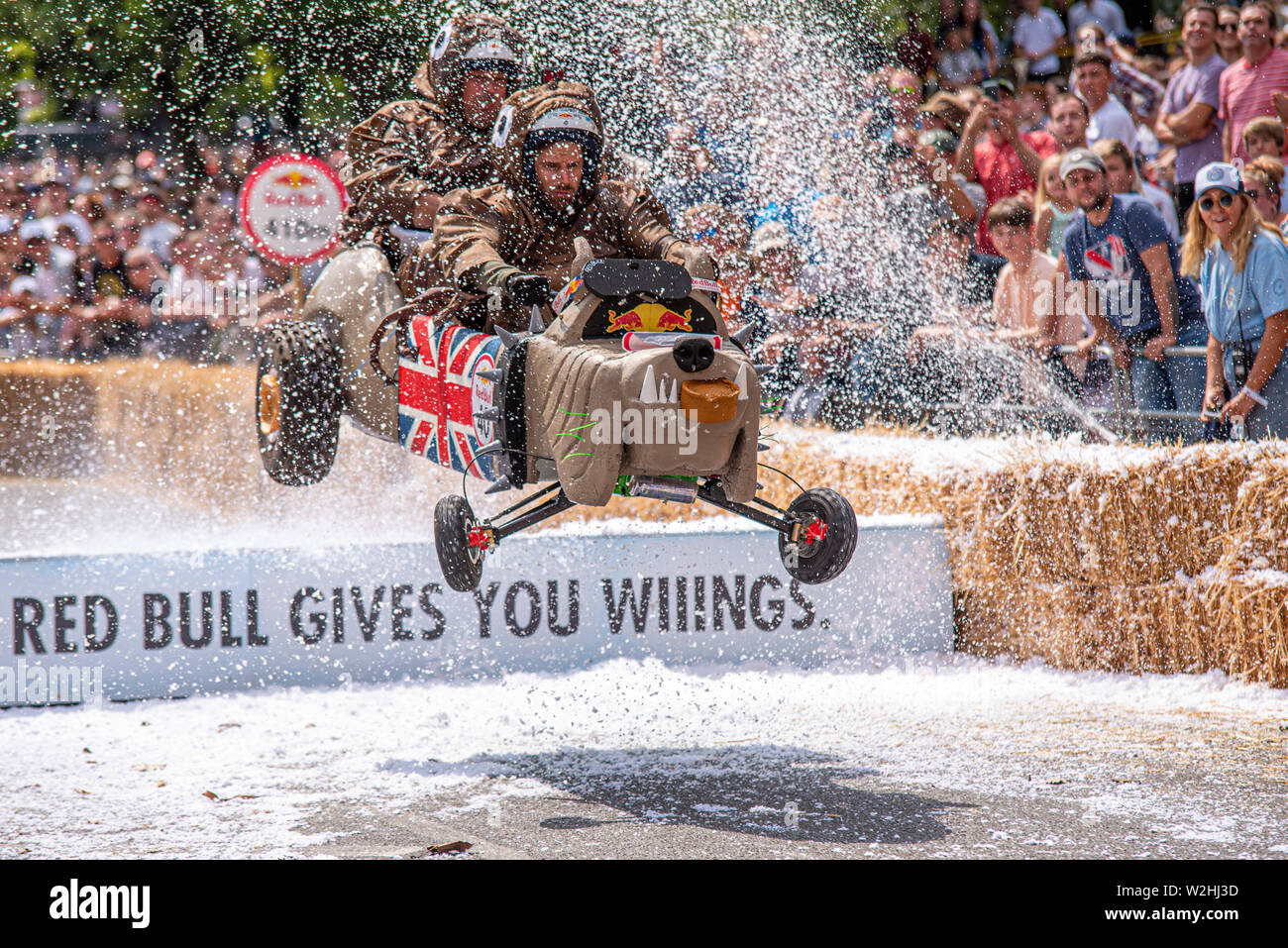Tetley, Bulldogge und Yorkshire Männer konkurrieren in der Red Bull Seifenkistenrennen 2019 an Alexandra Park, London, UK. Sprung über Rampe mit Menschen Stockfoto