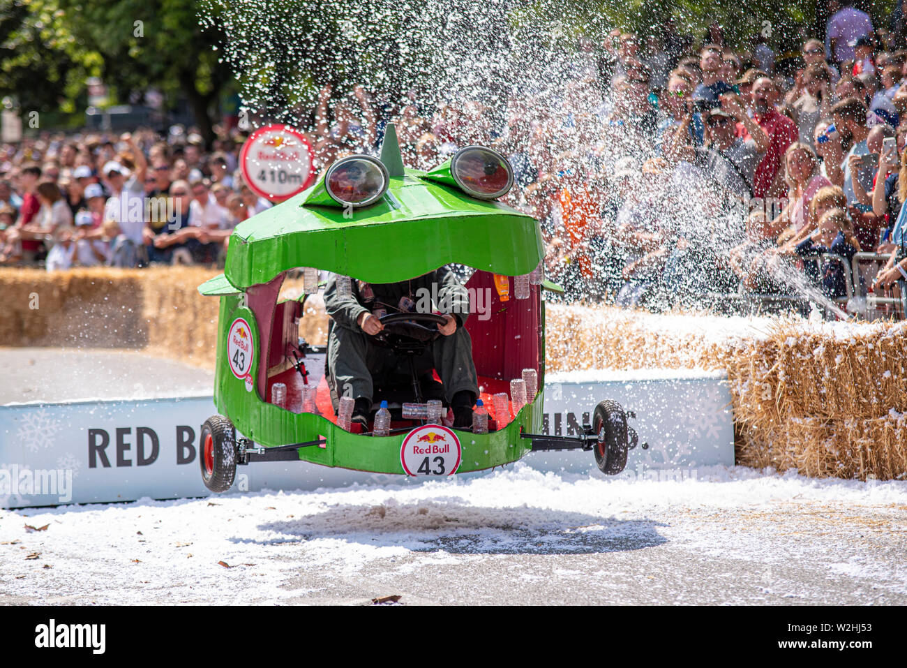 Recy Killer konkurrieren in der Red Bull Seifenkistenrennen 2019 an Alexandra Park, London, UK. Sprung über Rampe mit Menschen Stockfoto