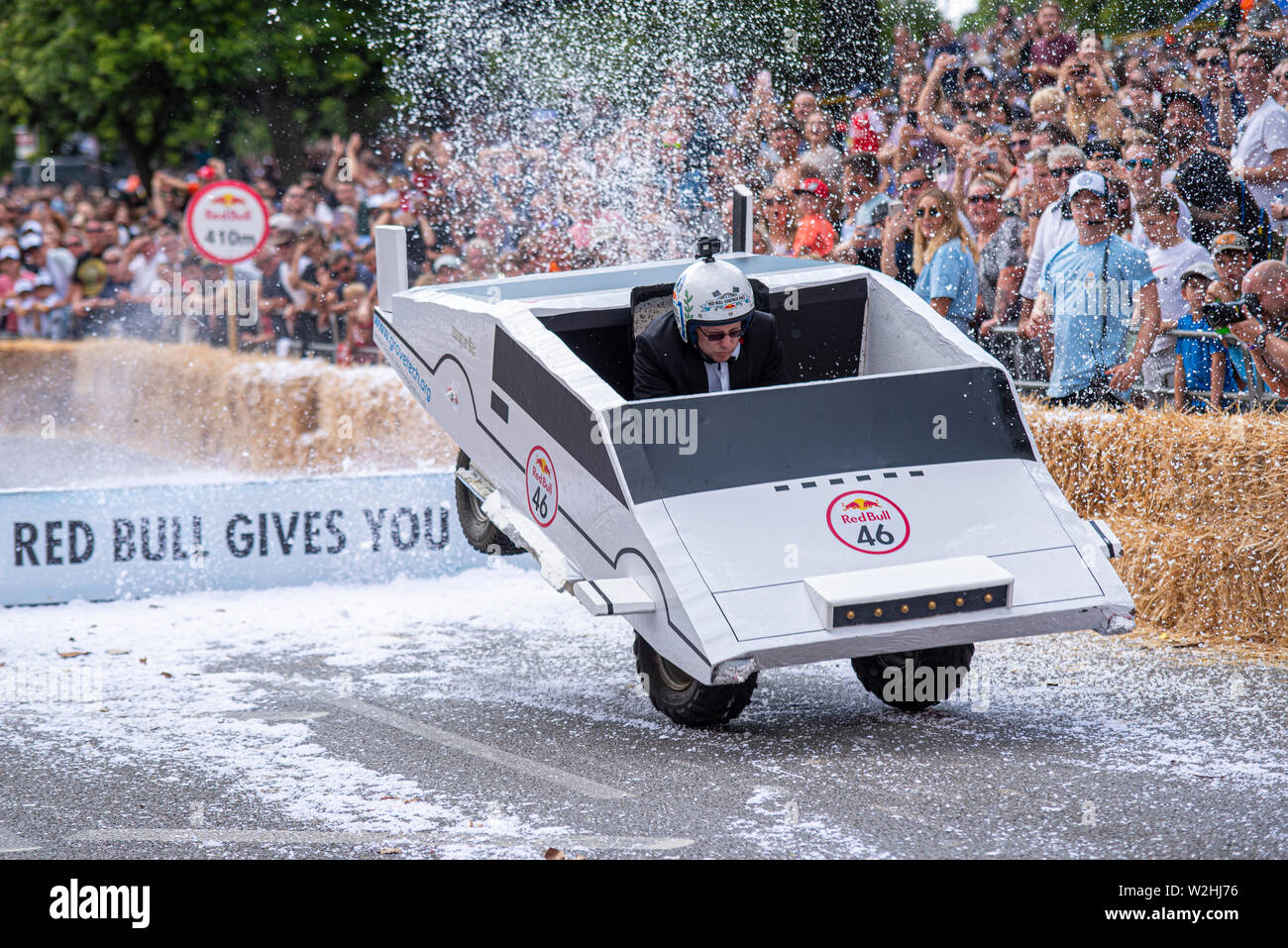 Geschüttelt, nicht gerührt James Bond Lotus konkurrieren in der Red Bull Seifenkistenrennen 2019 an Alexandra Park, London, UK. Sprung über Rampe mit Menschen Stockfoto