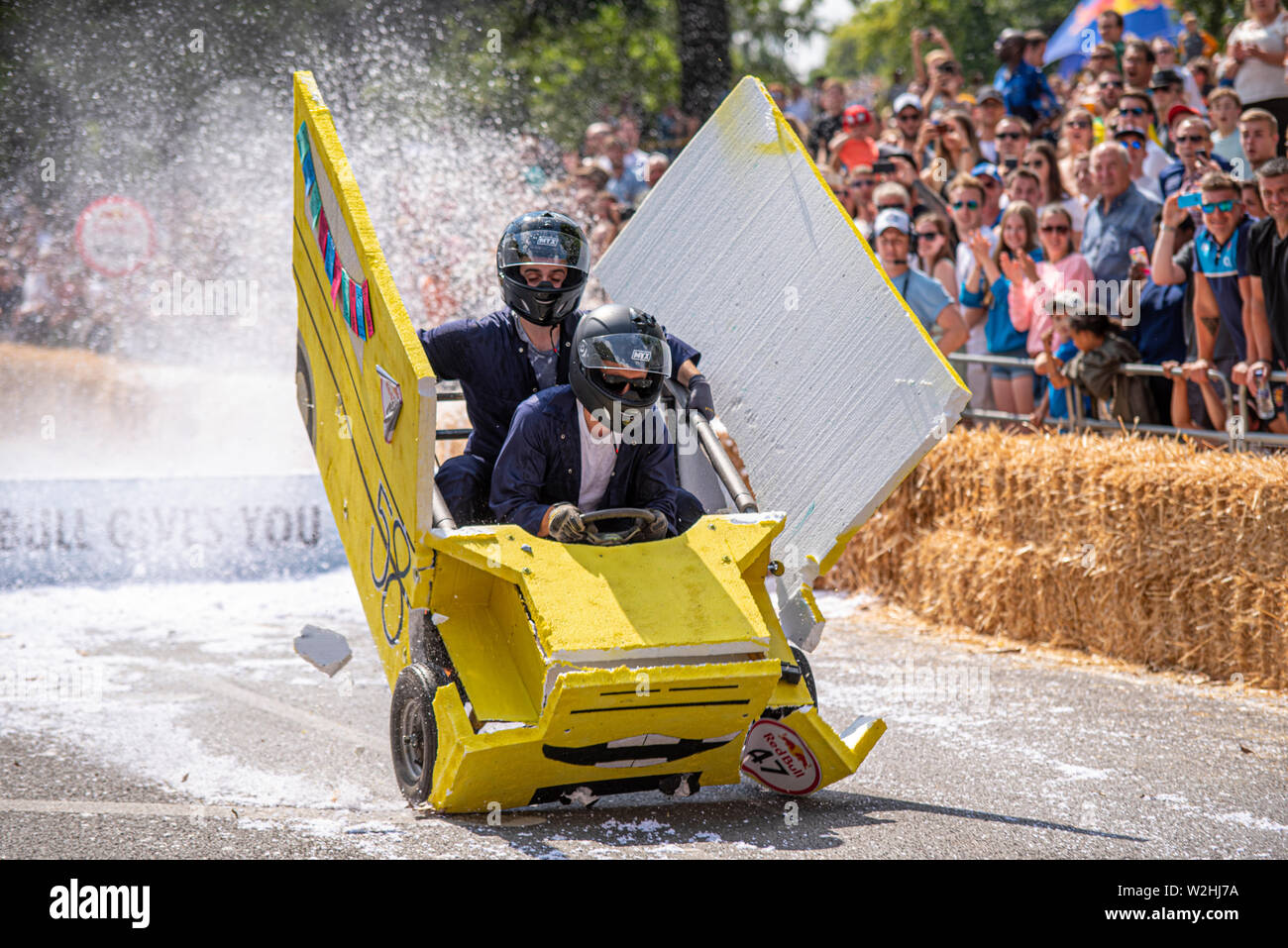 Miss verzetteln School Bus konkurrieren in der Red Bull Seifenkistenrennen 2019 an Alexandra Park, London, UK. Sprung über Rampe mit Menschen Stockfoto
