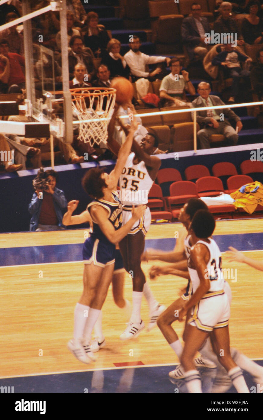 Oral Roberts University Basketball Spieler gehen, für ein layup gegen einen Verteidiger Ca. Dezember 1977 Stockfoto
