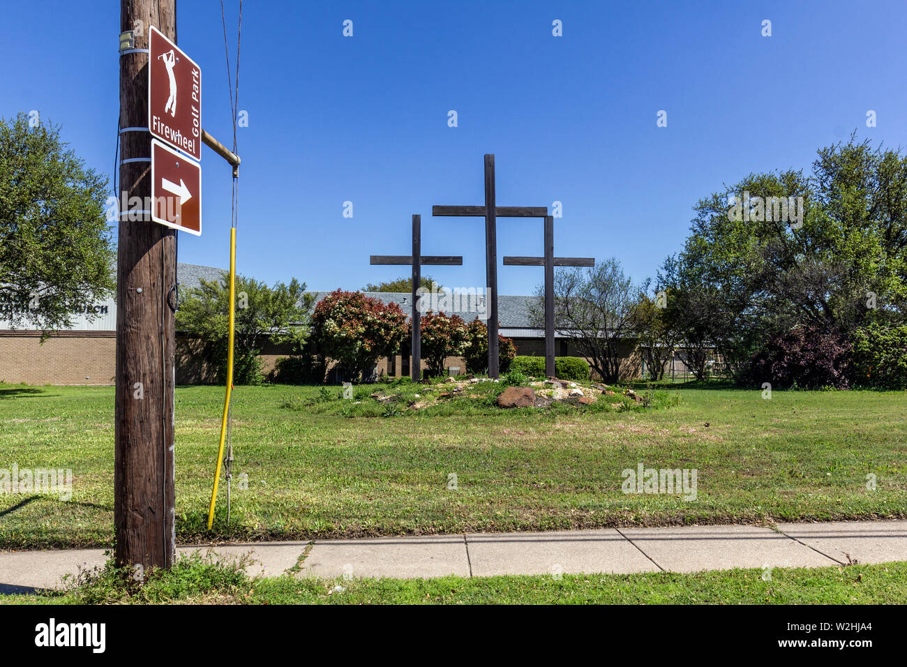 Große hölzerne Kreuze außerhalb einer Kirche in Dallas, Texas, USA Stockfoto