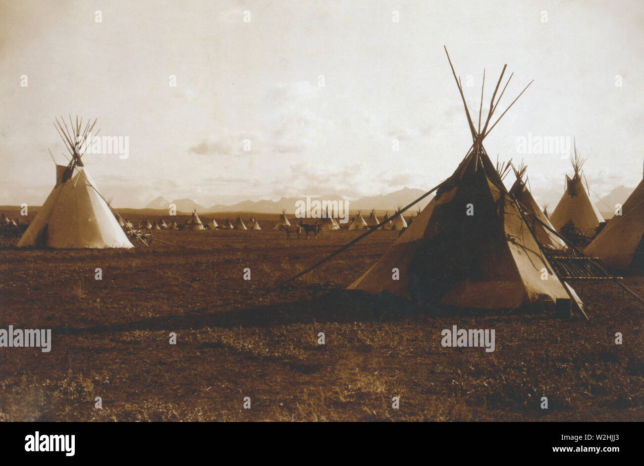 Edward S. Curits Native American Indians - Tipis in einem piegan Indischen Lager Ca. 1900 Stockfoto