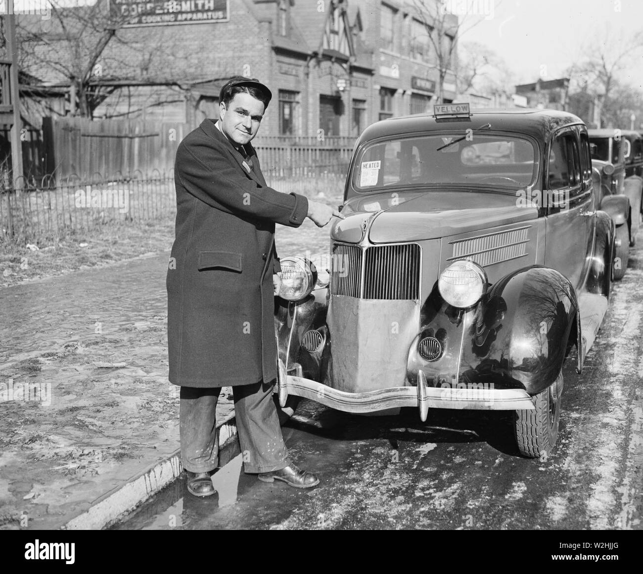 Mann an beheizten Taxi weisen von der gelben Taxi unternehmen kann. 1936 Stockfoto