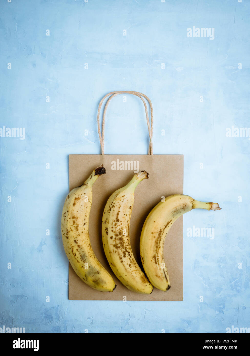 Alte Banane auf hellblauem Hintergrund. Null Abfall Konzept. Speichern Sie die einsame Banane. Stockfoto