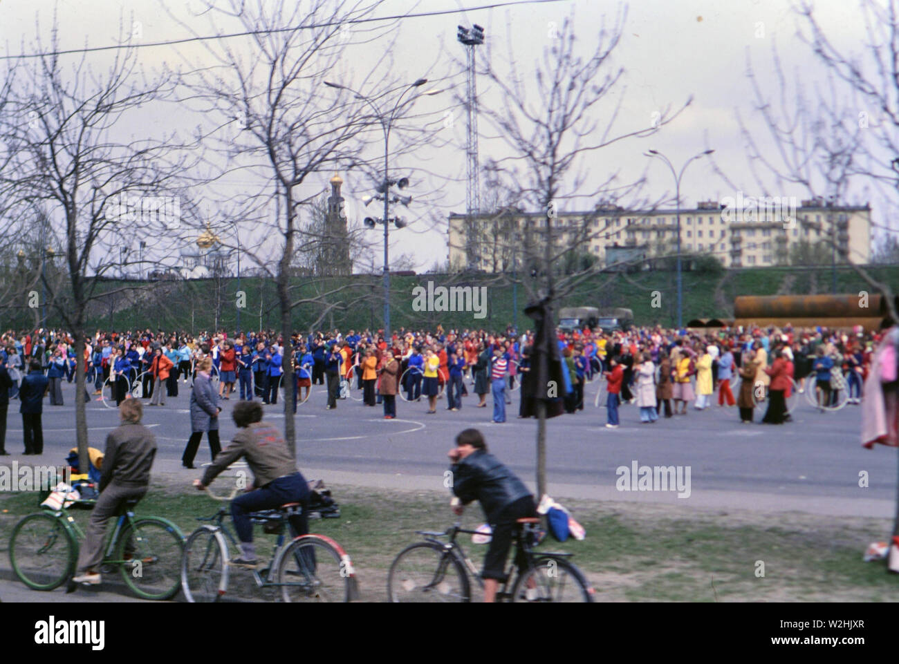 Radfahrer beobachten eine Parade von Menschen in Moskau. Mai 1978 Stockfoto